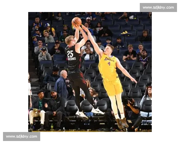 从录像回放看湖人对阵热火第一场的关键转折与战术博弈解析