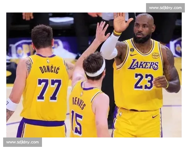 湖人迎战热火精彩对决全程直播带你感受激烈赛事氛围